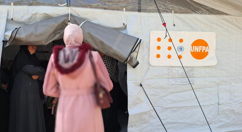 تسعى النساء والفتيات للحصول على الدعم في مكان آمن يدعمه صندوق الأمم المتحدة للسكان في غزة.